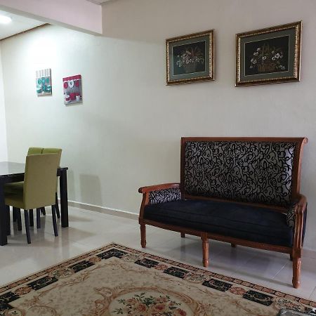 Auni & Auji Homestay Kemaman Chukai Exterior foto